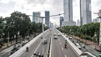 Sejumlah pengendara sepeda motor saat menerobos jalan layang non tol (JLNT) Casablanca, Kuningan, Jakarta Selatan, Senin (9/1/2023). Menurut Dirlantas Polda Metro Jaya Kombes Latif Usman, tilang manual akan diberlakukan hanya untuk sejumlah pelangaran lalu lintas yang sulit tertangkap kamera tilang elektronik. (merdeka.com/Iqbal S Nugroho)