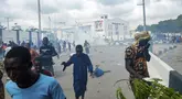 Siaran langsung dari aksi protes tersebut menunjukkan beberapa demonstran menjarah gudang-gudang dan merusak properti publik.  (AP Photo/Sani Maikatanga)