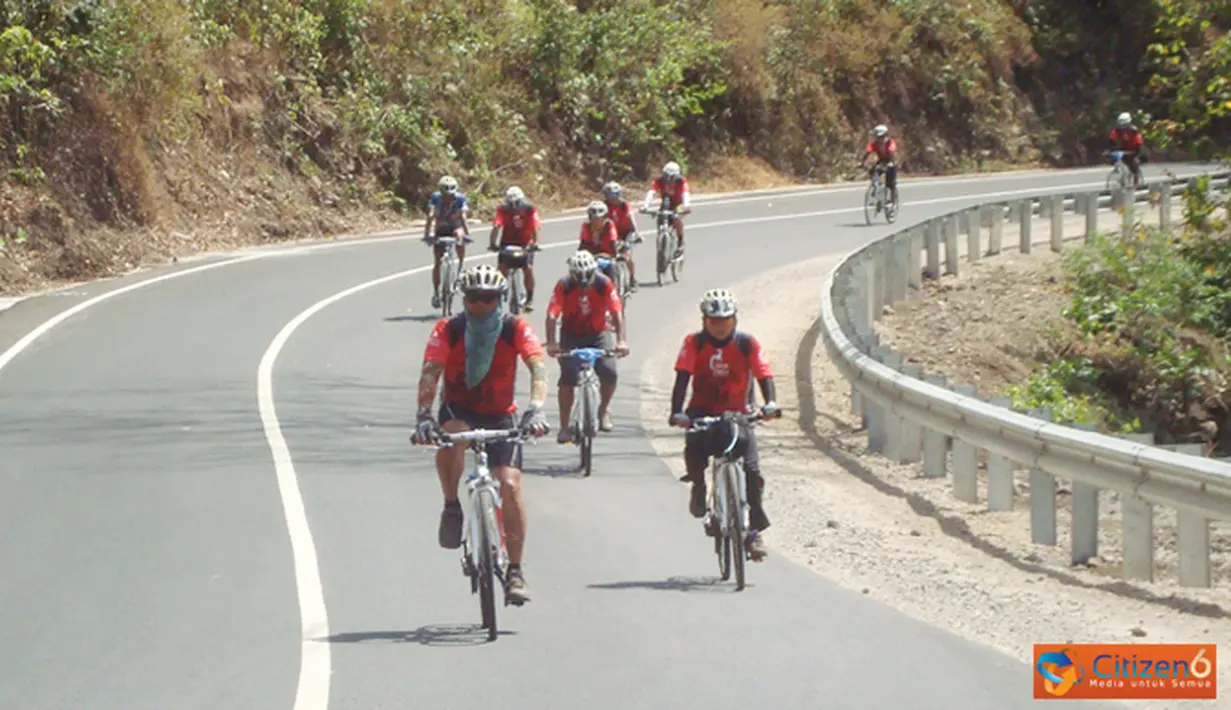 Citizen6, NTT: Praka Mar Davit, atlet triathlon Batalyon Zeni 1 Marinir mendapat kepercayaan mewakili Korps Marinir mengikuti  jelajah  sepeda  Kompas  Bali-Komodo yang menempuh jarak 620 km di Taman Wisata Komodo NTT. (Pengirim: Budi Abdillah)