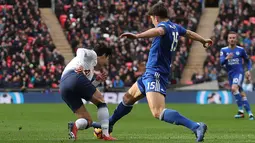 Bek Leicester City, Harry Maguire berusaha merebut bola dari penyerang Tottenham Hotspur, Son Heung-Min pada pertandingan Liga Inggris di Stadion Wembley, London pada 10 Februari 2019. Maguire dibeli MU seharga 80 juta poundsterling (sekitar Rp 1,38 triliun). (AFP Photo/Daniel Leal-Olivas)