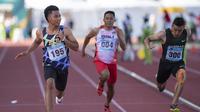 Pelari Nusa Tenggara Barat Lalu Mohammad Zohri (kiri) mencapai garis finis dalam final nomor lari 100 meter putra PON Papua di Stadion Atletik Mimika Sport Center, Kabupaten Mimika, Papua, Rabu (6/10/2021). (ANTARA FOTO/Aditya Pradana Putra/tom)