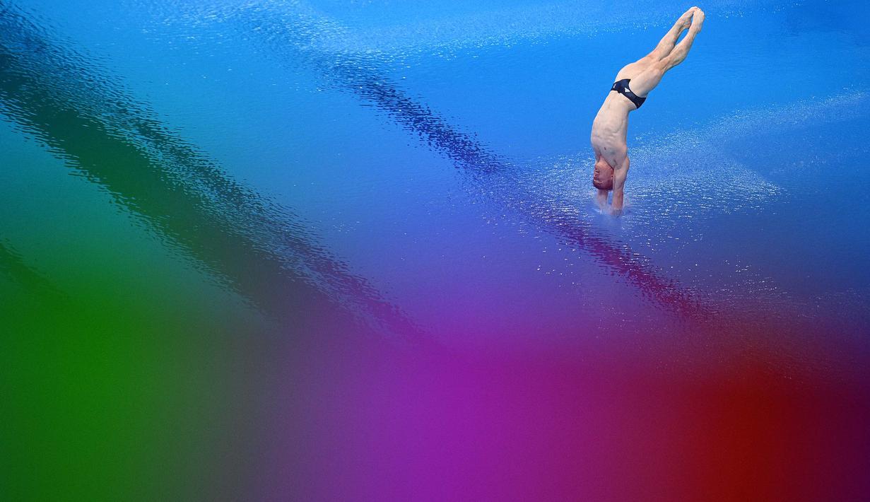 Atlet asal Inggris Jack Laugher bertanding dalam babak semifinal loncat indah 3m putra pada Olimpiade Tokyo 2020 di Tokyo Aquatics Center, Jepang, Selasa (3/8/2021). (Foto: AFP/Oli Scarff)