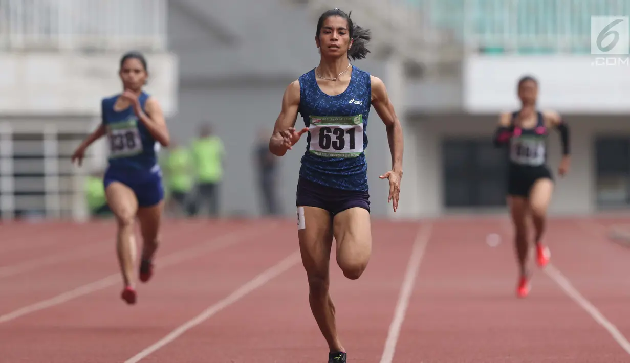Atlet asal Maluku, Alvin Tehupeiory (tengah) saat berlaga di kelas lari 200 meter putri senior Kejurnas Atletik U18, U20 dan Senior 2019 di Stadion Pakansari, Bogor, Minggu (4/8/2019). Alvin Tehupeiory meraih posisi pertama dengan catatan waktu 23,76 detik. (Liputan6.com/Helmi Fithriansyah)