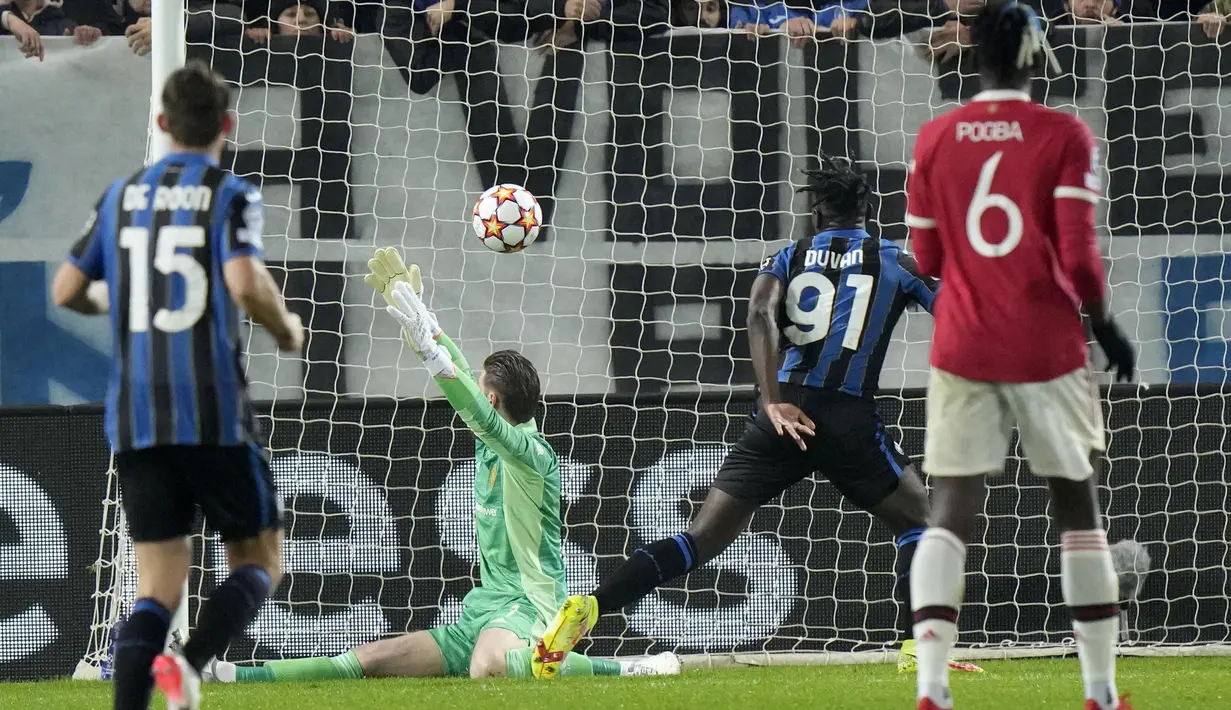 Pada paruh kedua, Setan Merah kesulitan menembus rapatnya barisan belakang Atalanta. Justru tim tuan rumah yang berhasil menggandakan keunggulan berkat gol dari Duvan Zapata pada menit ke-56. (AP/Luca Bruno)