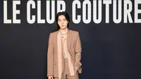 Suga BTS mengenakan outfit serba cokelay dari Koleksi Unboxing Spring Summer 2023. Dipadukan sepatu Valentino Garavani. Credit: Valentino/SGP Italia