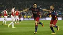 Striker Barcelona, Luis Suarez, merayakan gol ke gawang Arsenal pada leg kedua babak 16 besar Liga Champions di Stadion Camp Nou, Kamis (17/3/2016) dini hari WIB. Barca lolos ke perempat final. (Action Images via Reuters/Carl Recine)