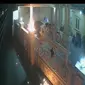 Tangkapan layar rekaman kamera pengawas (CCTV) rumah korban yang dilempar bom molotov. Foto (Istimewa)