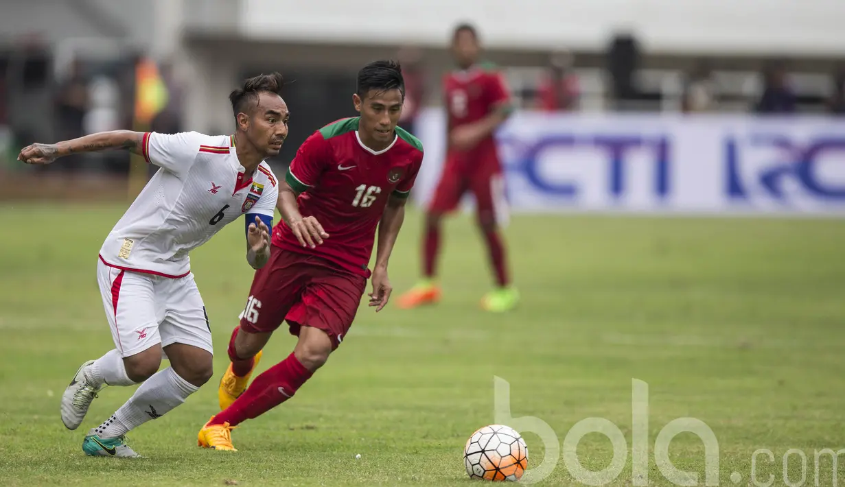 Pemain Timnas Indonesia U-22 Hanafi (kanan) berusaha mengambil bola dari kaki pemain Myanmar pada laga uji coba di Stadion Pakansari, Selasa (21/3/2017). Indonesia sementara bermain imbang 1-1. (Bola.com/Vitalis Yogi Trisna)