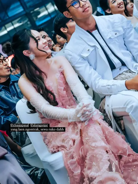 Dress tersebut dipadukan dengan gloves panjang lace warna putih. Membuat tampilannya bergaya feminim elegan. [@ashabaihaki]