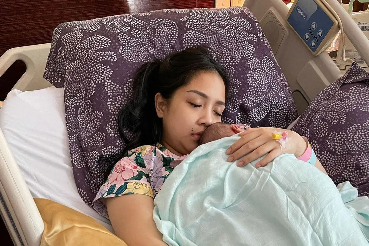 Nagita Slavina dan Baby R. (Foto: Instagram @raffinagita1717)
