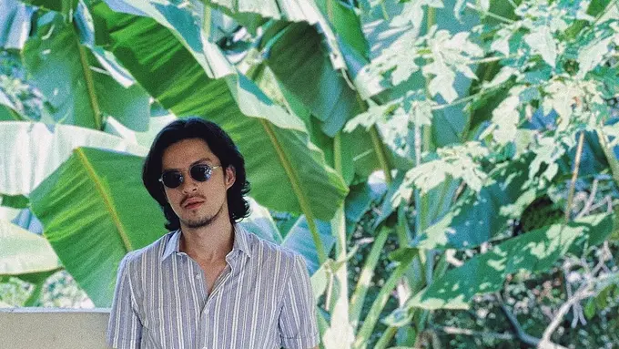 6 Potret Terbaru Morgan Oey dengan Rambut Gondrong dan Kumis Tebal, Makin Macho