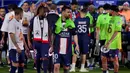Pemain Paris Saint-Germain, Lionel Messi, meninggalkan rekan satu timnya yang sedang merayakan pesta juara Liga Prancis 2022/2023 di Parc des Princes Stadium, Minggu (4/6/2023) dini hari WIB. (AFP/Franck Fife)