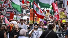 Para demonstran pro-Palestina membawa bendera, spanduk, dan plakat saat mereka berbaris berunjuk rasa di jalanan kota Sydney, Australia, Minggu 22 Februari 2026. Ribuan demonstran pro-Palestina kembali berkumpul memenuhi salah satu ruas jalan di Sydney, Australia. (DAVID GRAY/AFP)