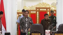 Presiden Joko Widodo (kiri-depan) didampingi Wapres Jusuf Kalla saat tiba untuk memimpin Sidang Kabinet Paripurna di Kantor Presiden, Jakarta, Rabu (4/3/2015). Sidang membahas isu-isu nasional. (Liputan6.com/Faizal Fanani)