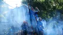 Tim dan ofisial Persib Bandung menyapa warga saat konvoi juara BRI Super League 2025/2026 di Bandung, Jawa Barat, Minggu (24/5/2026). (Bola.com/Bagaskara Lazuardi)