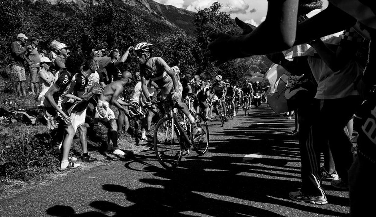 Penonton memberikan semangat kepada Vincenzo Nibali saat mendaki Lacets de Montvernier di Etape 18 Tour de France. (23/7/2015). (AFP Photo/Lionel Bonaventure)