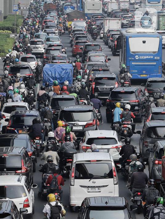 Kendaraan pribadi dari mobil dan motor mulai menyesaki jalanan. (Liputan6.com/Herman Zakharia)