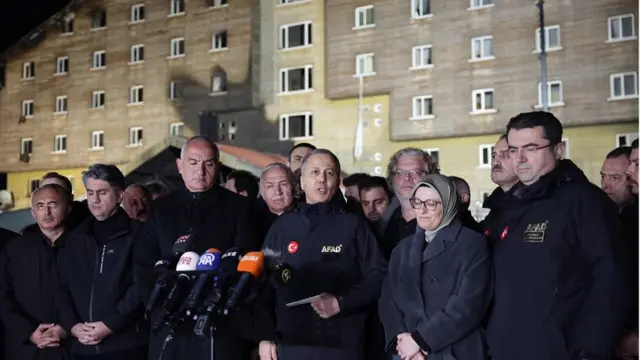 Menteri Dalam Negeri Turki Ali Yerlikaya (tengah) dalam konpers tragedi kebakaran resor ski Grand Kartal Hotel. (Adem ALTAN/AFP)