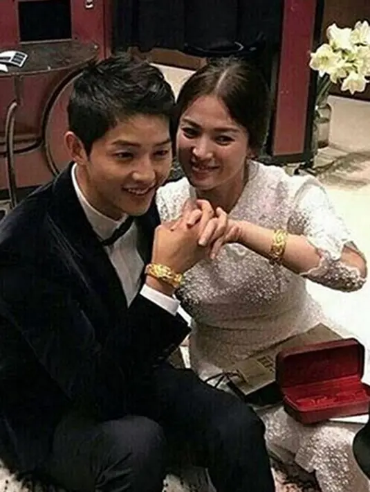 Setelah menikah pada 31 Oktober 2017 lalu, Song Song Couple ini melakukan perjalan ke Eropa untuk berbulan madu. Beberapa hari lalu, mereka pun sudah kembali tiba di Korea dan begini penampilannya. (Instagram)