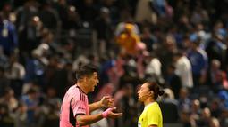 Pemain Inter Miami, Luis Suarez (kiri) memprotes keputusan wasit pada laga persahabatan melawan Al-Hilal yang berlangsung di Kingdom Arena Stadium, Riyadh, Arab Saudi, Selasa (30/01/2024) WIB. Gol Suarez sempat tidak disahkan oleh wasit karena dianggap offside. (AFP/Fayez Nureldine)