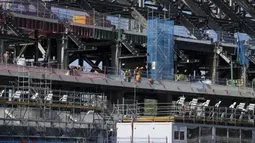 Kandang Barcelona tersebut awalnya ditargetkan rampung pada 2024 dan sempat diundur hingga Februari 2025 lalu. Sayangnya, akibat satu dan lain hal proses renovasi stadion itu kembali terhambat. (AFP/Josep Lago)