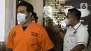 Artis Roby Satria alias Roby Geisha dihadirkan saat rilis pengungkapan kasus narkoba di Polres Metro Jakarta Selatan, Senin (21/3/2022). Roby Geisha ditangkap polisi di sebuah studio musik di Jakarta Selatan pada Sabtu (19/3/2022) malam. (Liputan6.com/Herman Zakharia)