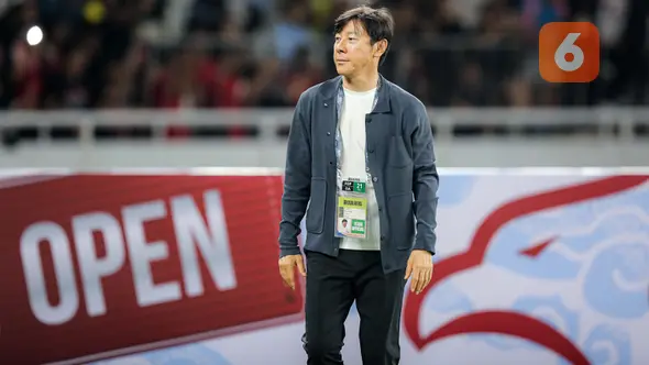 <p>Pelatih Timnas Indonesia, Shin Tae-yong berjalan ke arah suporter merayakan kemenangan 1-0 atas Vietnam setelah berakhirnya laga Grup F kualifikasi Piala Dunia 2026 Zona Asia di Stadion Utama Gelora Bung Karno (SUGBK), Senayan, Jakarta, Kamis (21/3/2024). (Bola.com/Bagaskara Lazuardi)</p>
<p>&nbsp;</p>