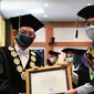 Prof. Dr. Moh. Nasih, SE., MT., Ak. dengan tangan terbuka mengucapkan selamat dan menyambut para wisudawan untuk bergabung dalam perjuangan dan kontribusi keluarga besar alumni Uanir.