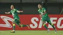 Gelandang Persebaya Surabaya, Rendi Irwan (kiri) melakukan selebrasi usai mencetak gol kedua ke gawang Madura United dalam laga matchday ke-2 Grup C Piala Menpora 2021 di Stadion Si Jalak Harupat, Bandung, Minggu (28/3/2021). Persebaya menang 2-1 atas Madura United. (Bola.com/M Iqbal Ichsan)