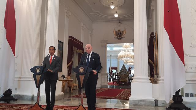 Presiden Jokowi usai melakukan pertemuan dengan Presiden FIFA Gianni Infantino di Istana Merdeka Jakarta, Selasa (18/10/2022). (Liputan6.com/Lizsa Egeham)