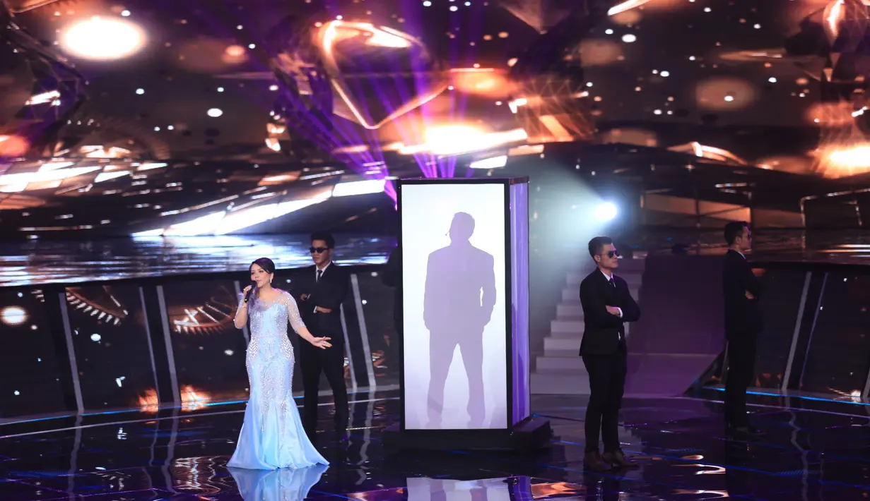 Dari balik layar Bung Gomez hanya mengeluarkan tangannya saja, dan para host pun secara bergantian melakukan jabat tangan dengan sosok pria misterius tersebut. (Adrian Putra/Bintang.com)