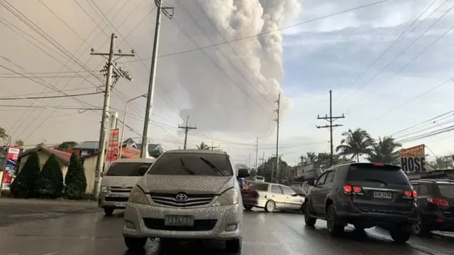 Abu sudah mulai jatuh di daerah sekitar gunung berapi