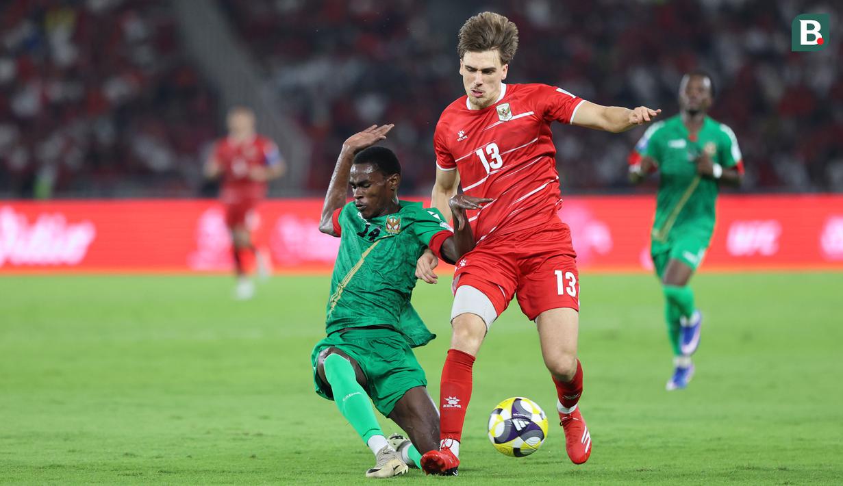 Pemain Timnas Indonesia, Mauro Zijlstra (kanan) berebut bola dengan pemain St Kitts and Nevis, Jahlyan Burt dalam laga FIFA Series 2026 di Stadion Utama Gelora Bung Karno (SUGBK), Senayan, Jakarta, Jumat (27/03/2026). (Bola.com/M Iqbal Ichsan)
