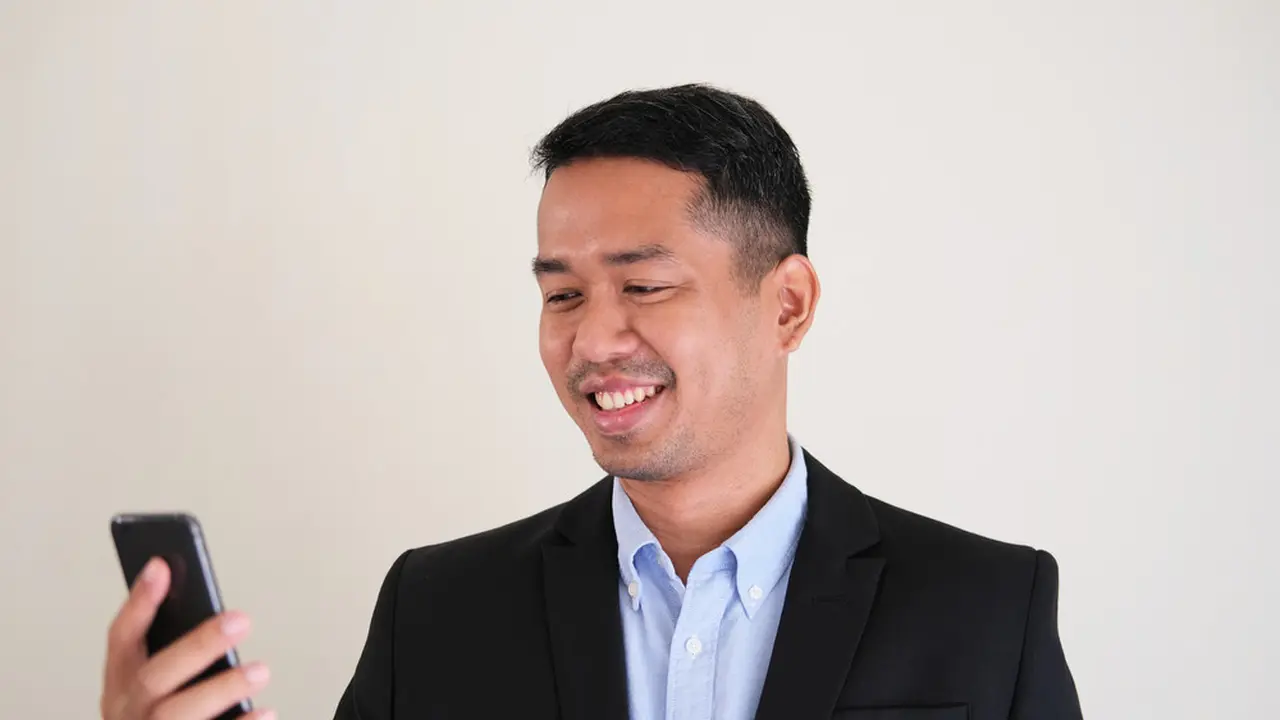 Pria sedang investasi reksa dana.