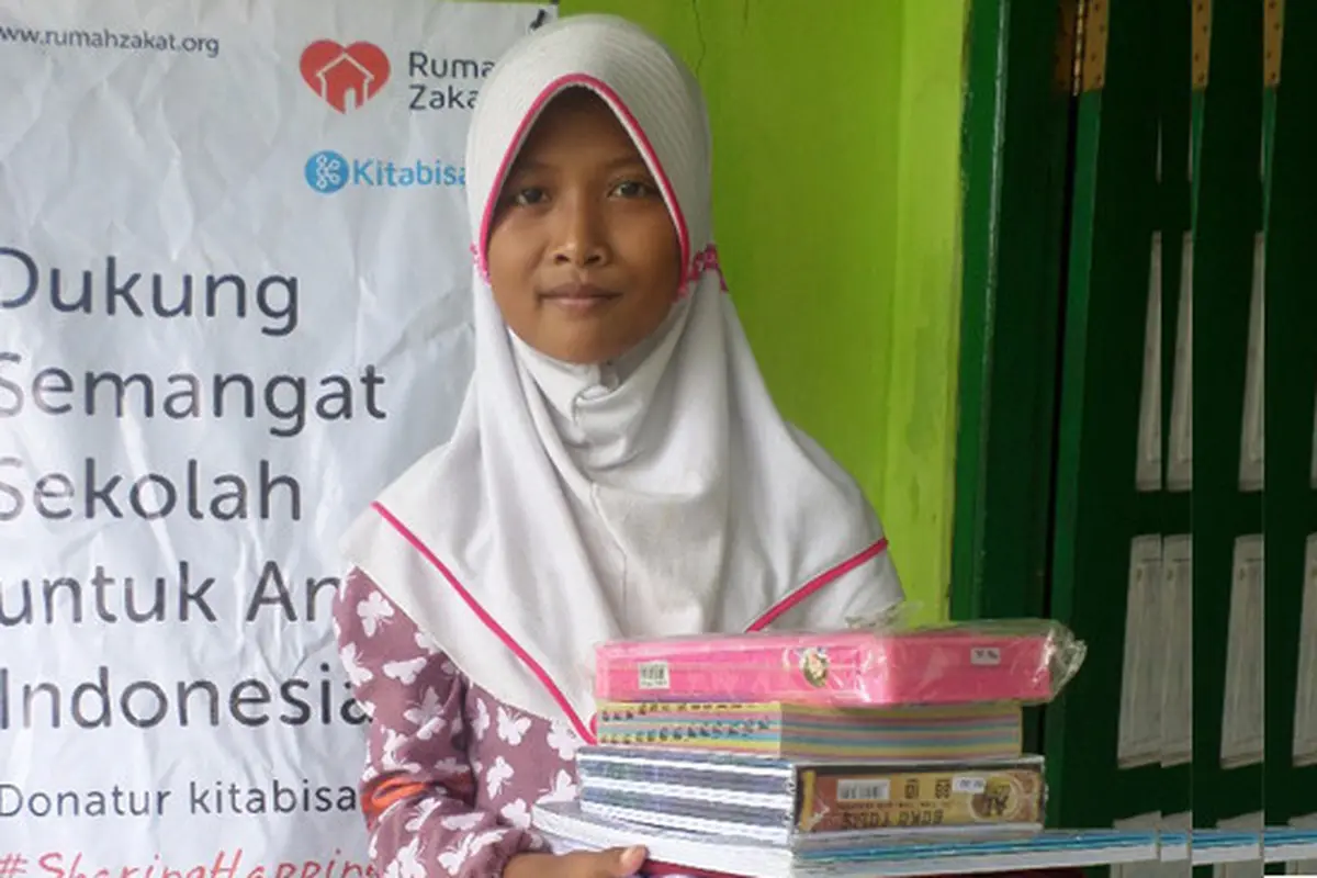 687 Anak di Kalibaru Ceria, Dapat Bantuan Sekolah di Hari Pertama