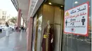 Instruksi kesehatan di pintu masuk sebuah toko di area Farwaniya, Kegubernuran Farwaniya, Kuwait (26/7/2020). Selain itu, pemerintah Kuwait memutuskan untuk mencabut karantina wilayah (lockdown) di wilayah Farwaniya mulai 26 Juli. (Xinhua/Asad)