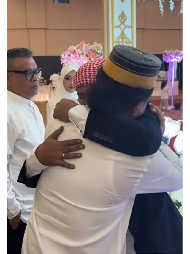6 Potret Komika Hadiri Pernikahan Mamat Alkatiri dan Nafha Firah, Beri Pelukan Haru