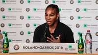 Petenis Amerika Serikat, Serena Williams menggelar konferensi pers terkait pengunduran dirinya dari Prancis Terbuka di Roland Garros, Paris, Senin (4/6). Serena Williams mundur hanya beberapa saat jelang melawan Maria Sharapova. (Pauline BALLET/FFT/AFP)