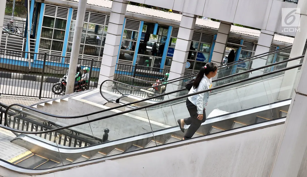 Warga menaiki anak tangga eskalator yang tidak berfungsi di Terminal Manggarai, Jakarta, Jumat (23/3). Eskalator yang rusak tersebut tidak kunjung diperbaiki. (Liputan6.com/Immanuel Antonius)