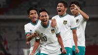 Pemain Timnas Indonesia U-22, Beckham Putra (depan) melakukan selebrasi setelah mencetak gol ke gawang Timnas Lebanon U-22 pada laga leg kedua uji coba di Stadion Utama Gelora Bung Karno (SUGBK), Jakarta, Minggu (16/4/2023). Timnas Indonesia U-22 menang dengan skor 1-0. (Bola.com/M Iqbal Ichsan)