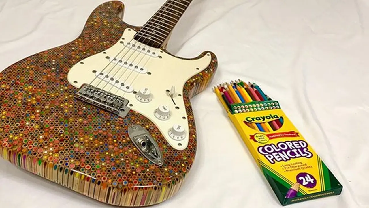 gitar dari 1200 pensil warna (foto: Bored Panda)