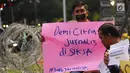 Wartawan dari berbagai media yang tergabung dalam Wartawan Hitam Jakarta menggelar unjuk rasa di depan Istana Merdeka, Jakarta, Kamis (26/9/2019). Wartawan mendesak kepada Kapolri dan memerintahkan seluruh anggota Kepolisian mempelajari UU Pers. (Liputan6.com/Angga Yuniar)