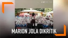 Mengaku kepanasan, Marion Jola membuka jaketnya tepat di hadapan siswa SMA dan tampil dengan tanktop putih. Aksinya itu disusul oleh teriakan histeris para siswa.