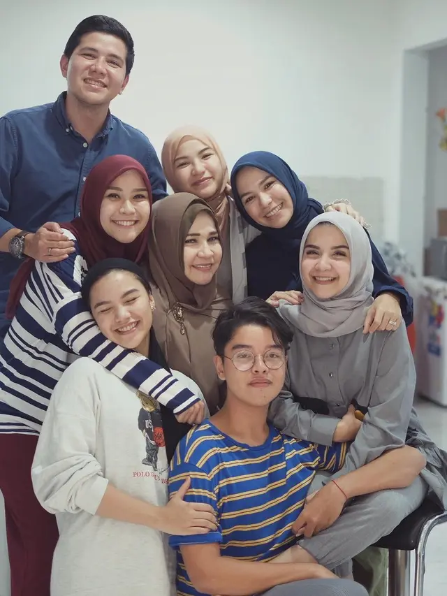 6 Potret Kompak Zaskia Mecca dengan Keenam Saudaranya, Sibling Goals