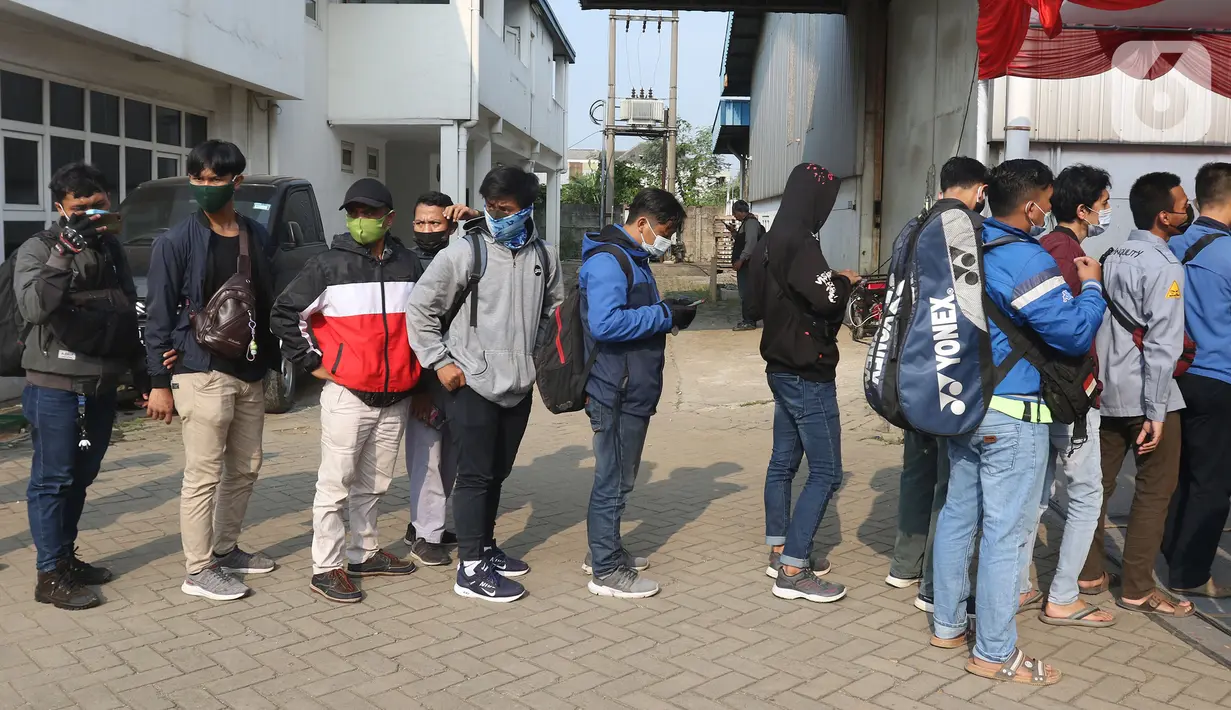 Pengendara motor mendaftar tes Swab antigen di pos pemeriksaan kesehatan, Cikarang, Kabupaten Bekasi, Sabtu (22/5/2021). Ada 14 orang dari 4.406 pengendara motor yang terindikasi positif COVID-19 berdasarkan tes Swab antigen pada arus balik tanggal 16-22 Mei 2021. (Liputan6.com/Herman Zakharia)