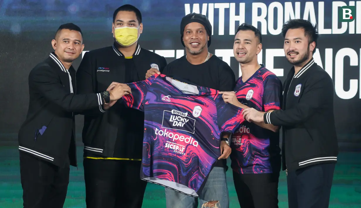 <p>Ronaldinho (tengah) berfoto sambil memegang Jersey Rans Nusantara FC bersama Raffi Ahmad (kanan kedua), Rudy Salim (kanan), Dito Ariotedjo (kiri kedua), dan Roofi Ardian saat Grand Launching Jersey Rans Nusantara FC bersama Ronaldinho di Menara Mandiri Level 9, Sudirman, Jakarta, Jumat (24/06/2022). (Bola.com/Bagaskara Lazuardi)</p>