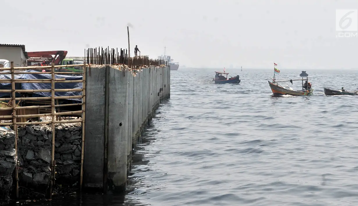 Perahu nelayan melintas di dekat proyek tanggul laut raksasa atau giant sea wall di Cilincing, Jakarta, Kamis (15/3). Tanggul laut raksasa ini diharapkan mampu mencegah rob yang kerap melanda pesisir Jakarta. (Merdeka.com/Iqbal Nugroho)