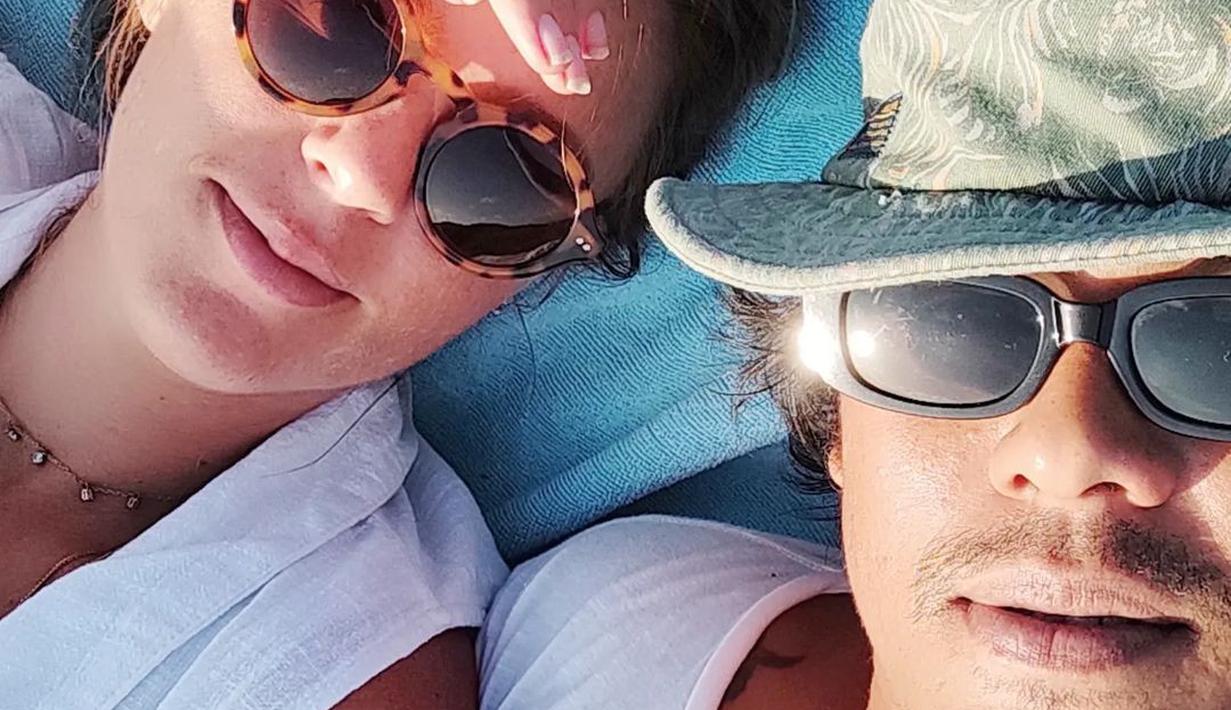 Mayky Wongkar menghabiskan waktu berjemur di pinggir pantai bersama Ally. Keduanya kompak mengenakan kacamata hitam. (Foto: Instagram/@mayk_wongkar)