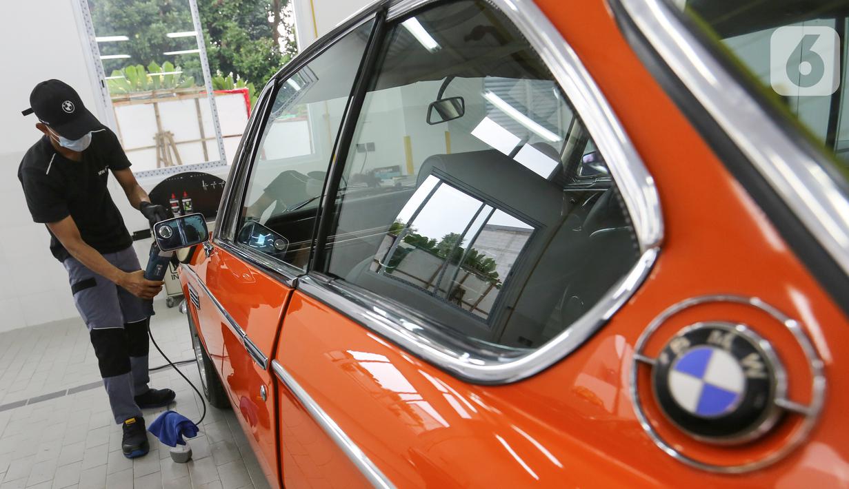 Teknisi memoles mobil di sela-sela pembukaan BMW Ultima, di Tangerang Selatan, Rabu (16/03/2022). BMW Ultima tidak hanya melayani khusus untuk kendaraan BMW dan MINI, namun juga dapat menangani kendaraan premium. (Liputan6.com/Fery Pradolo)  