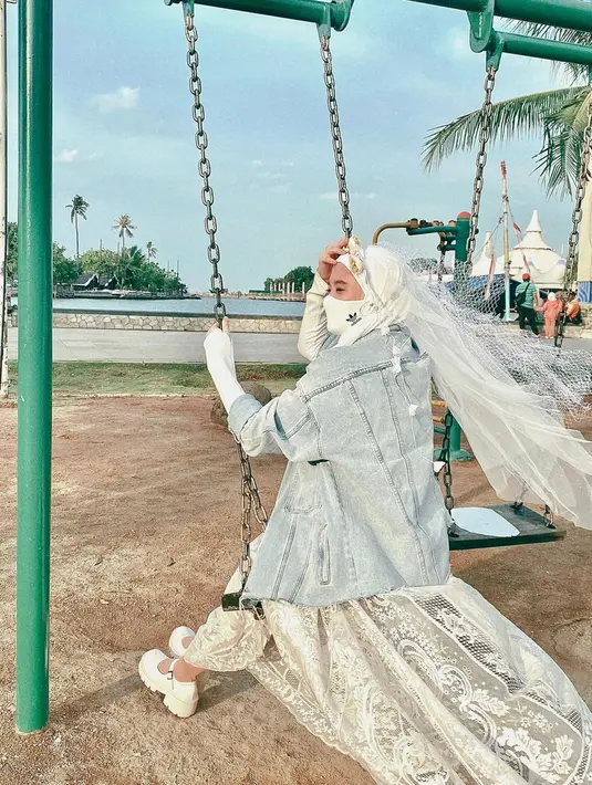 Perempuan kelahiran 19 Februari 1993 ini penampilannya curi perhatian dan stylish abis. Jaket denim yang dipadupadankan dengan busana serba putih kian memperlihatkan penampilan menawan dari Inara Rusli. (Liputan6.com/IG/mommy_starla)
